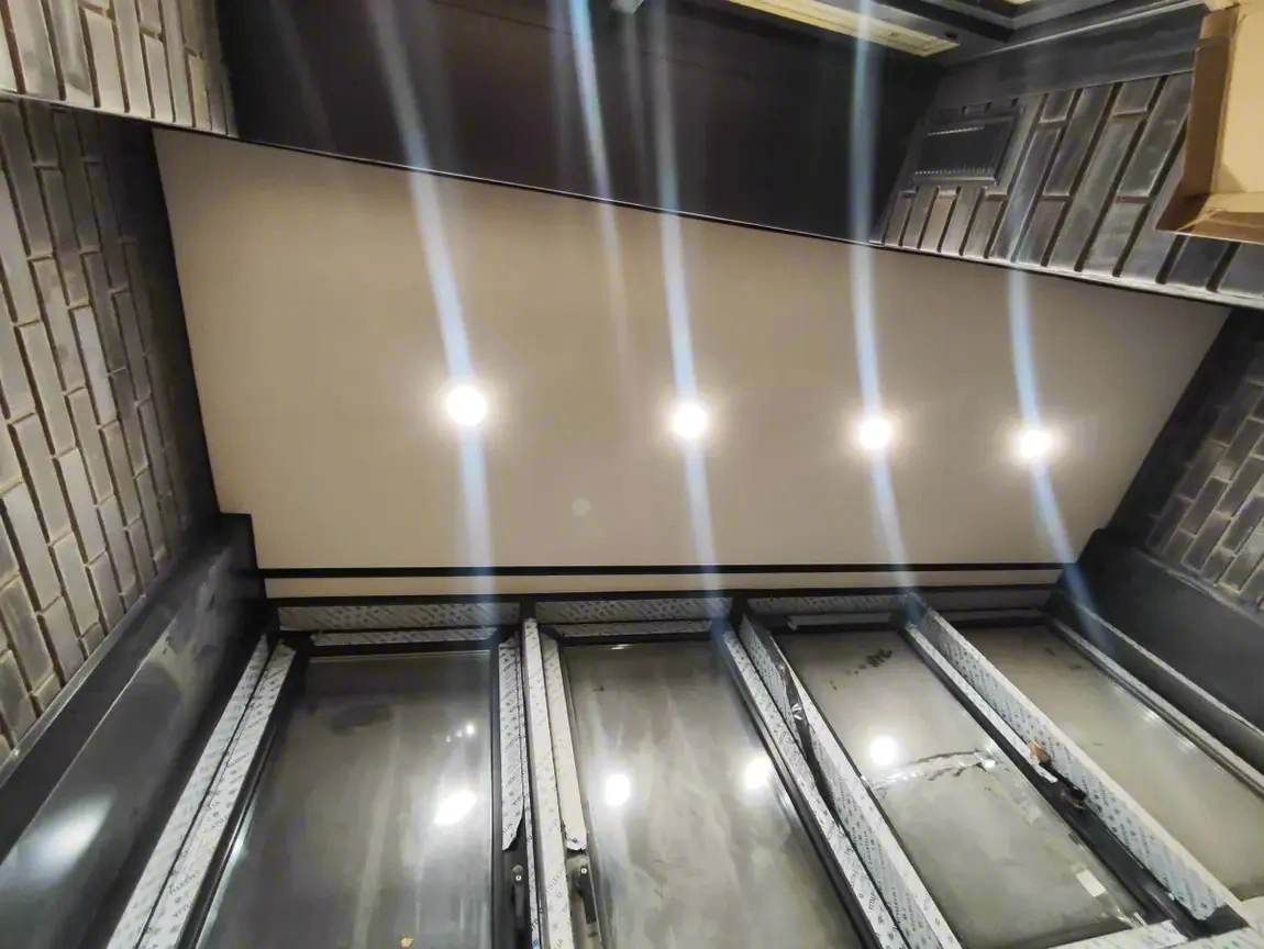 Белый матовый натяжной потолок — фото установки