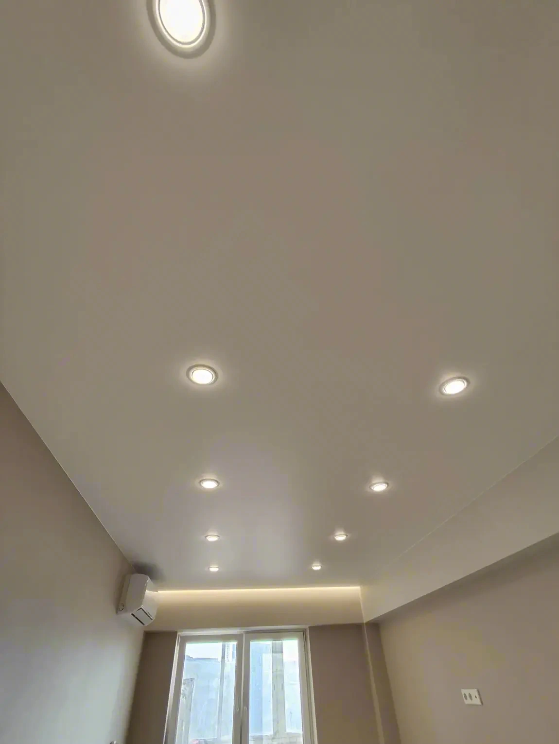 Матовый потолок в интерьере квартиры — Иркутск