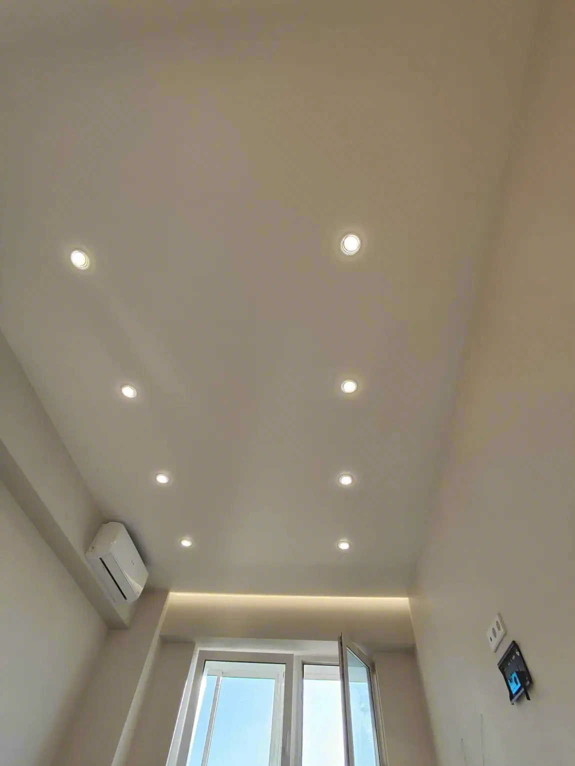 Классический матовый натяжной потолок — фото