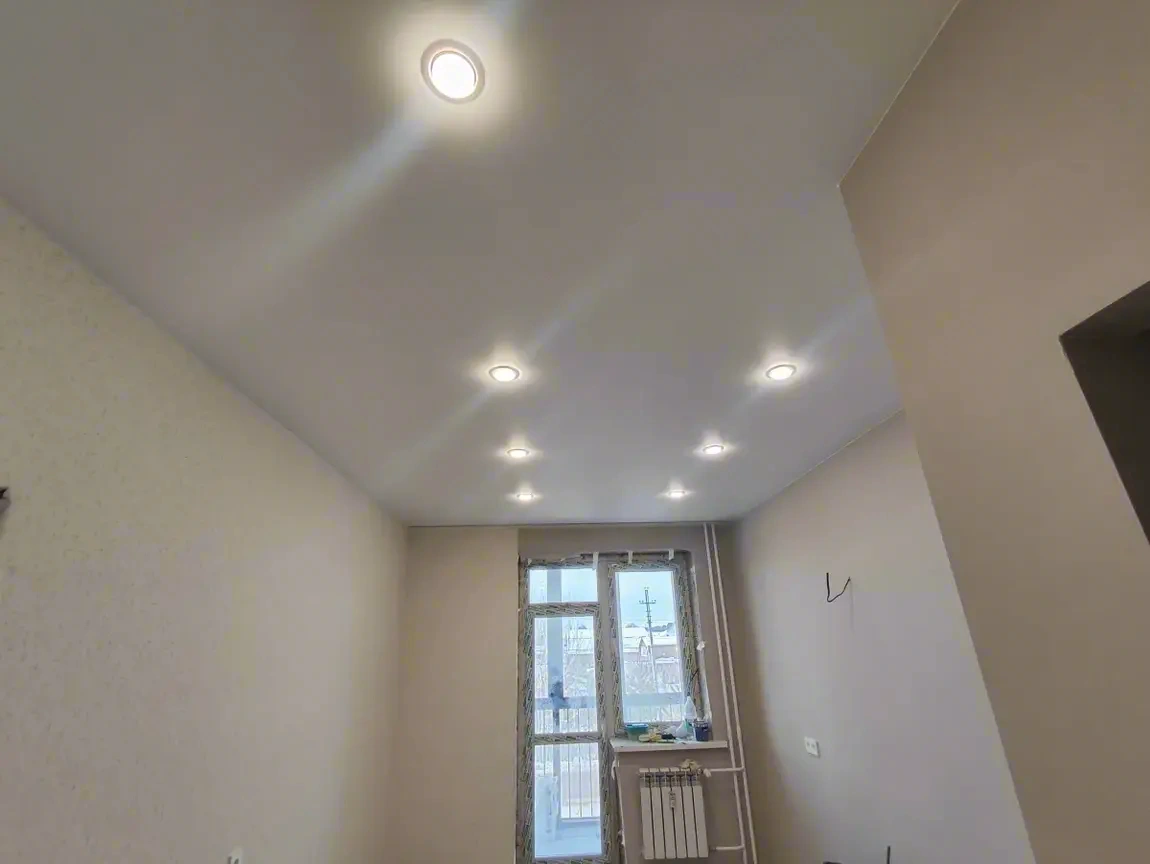 Матовый потолок с точечными светильниками — Иркутск