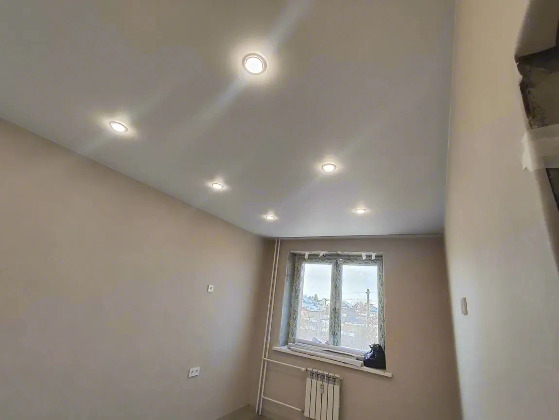 Белый матовый натяжной потолок — фото установки