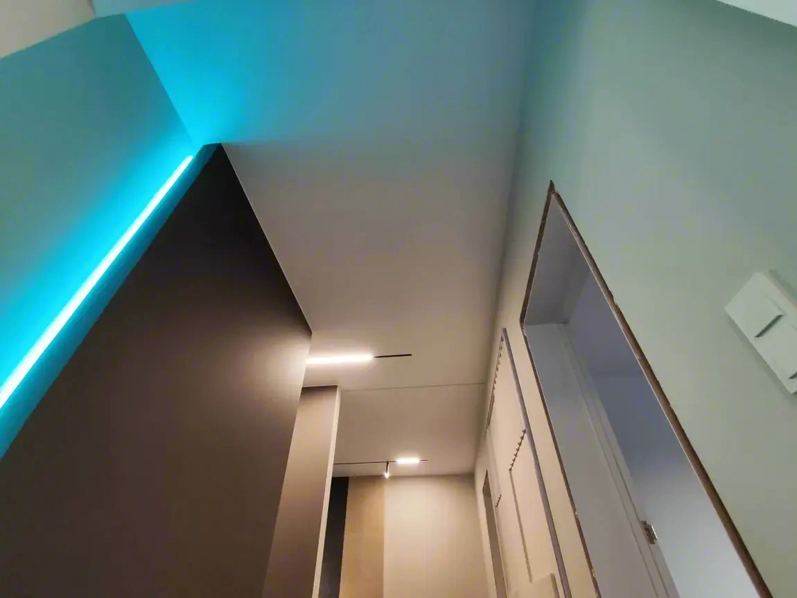 Матовый потолок в интерьере квартиры — Иркутск