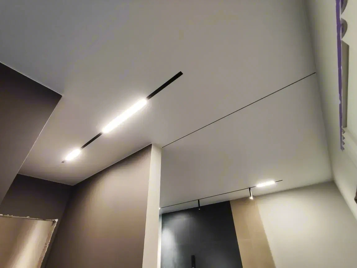 Классический матовый натяжной потолок — фото