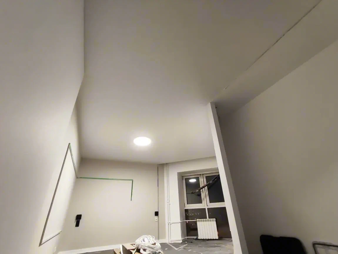 Матовый потолок с точечными светильниками — Иркутск