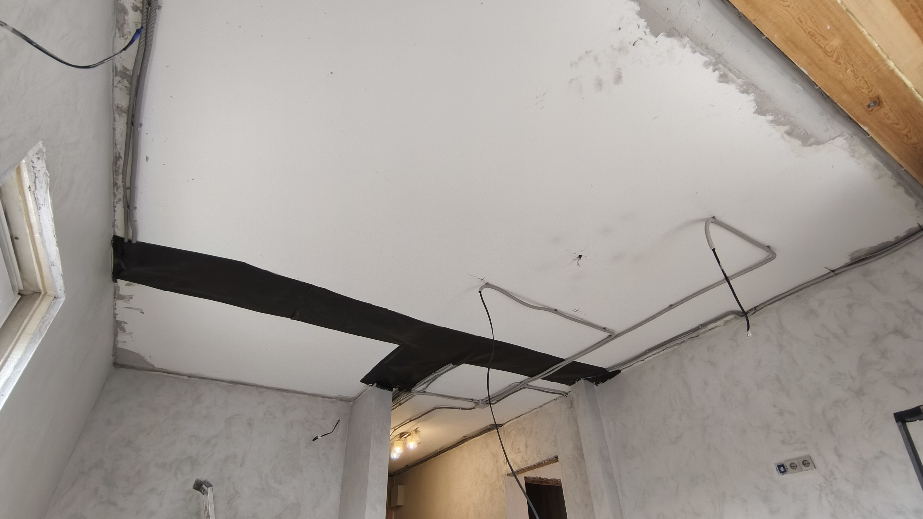Потолок на кухне до монтажа — проводка в гофрах