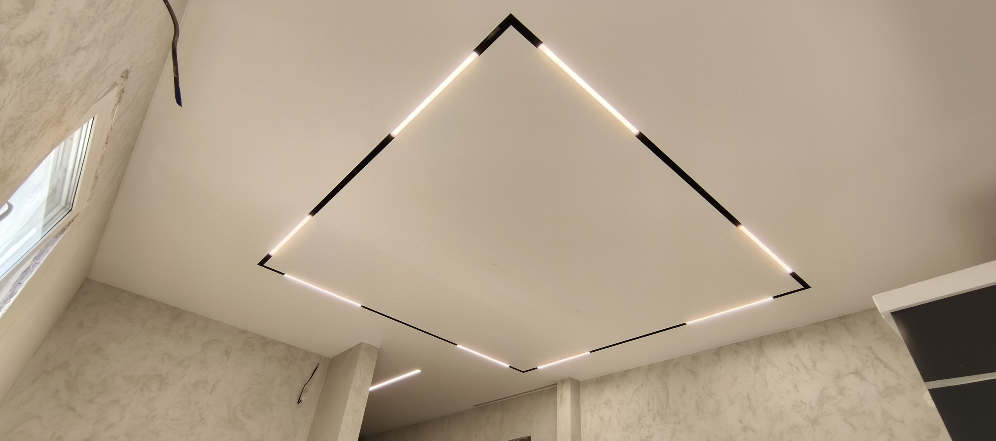 Натяжной потолок на кухне с магнитным треком — после монтажа