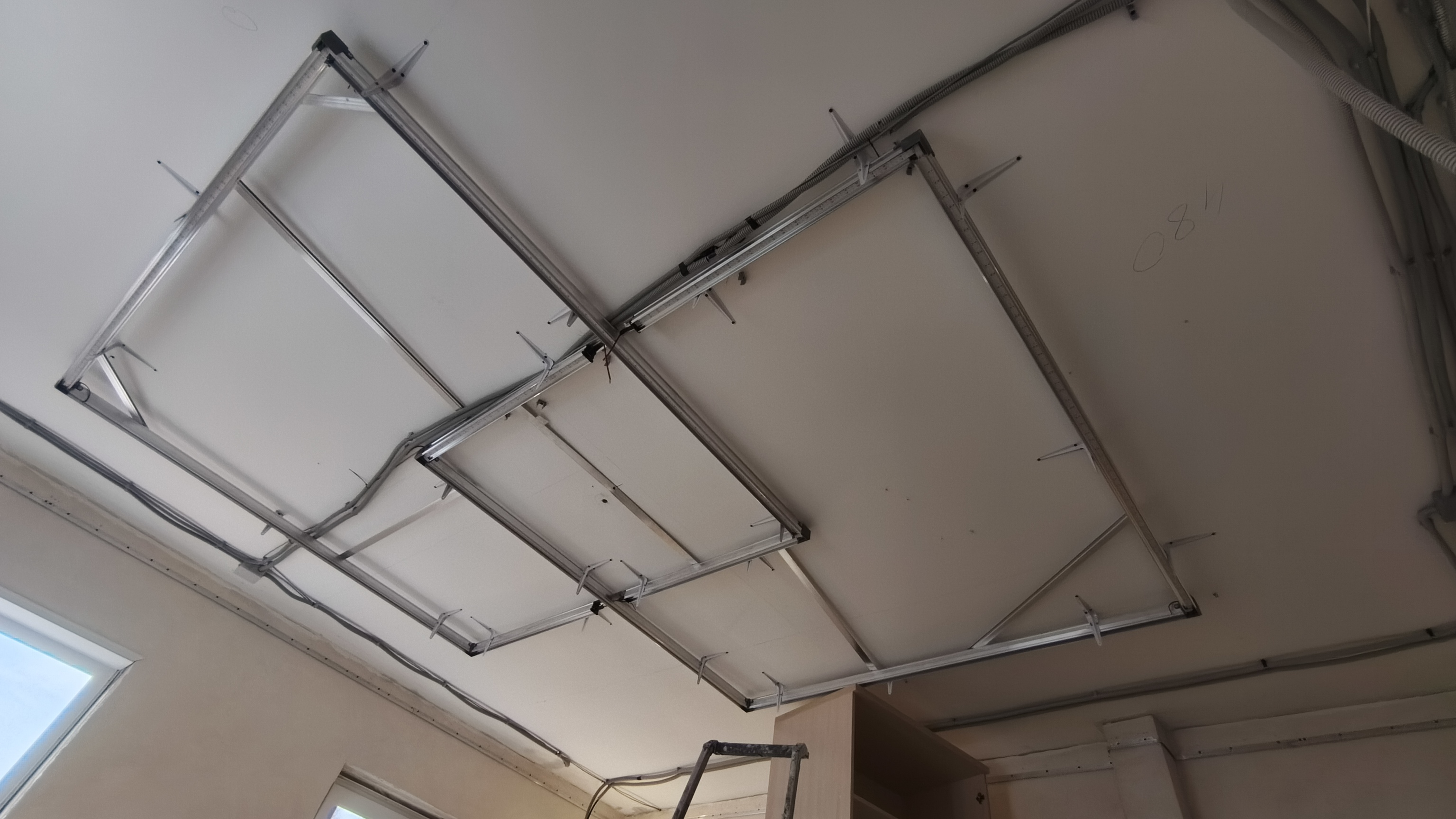 Потолок до монтажа — электропроводка и подготовка под световые линии