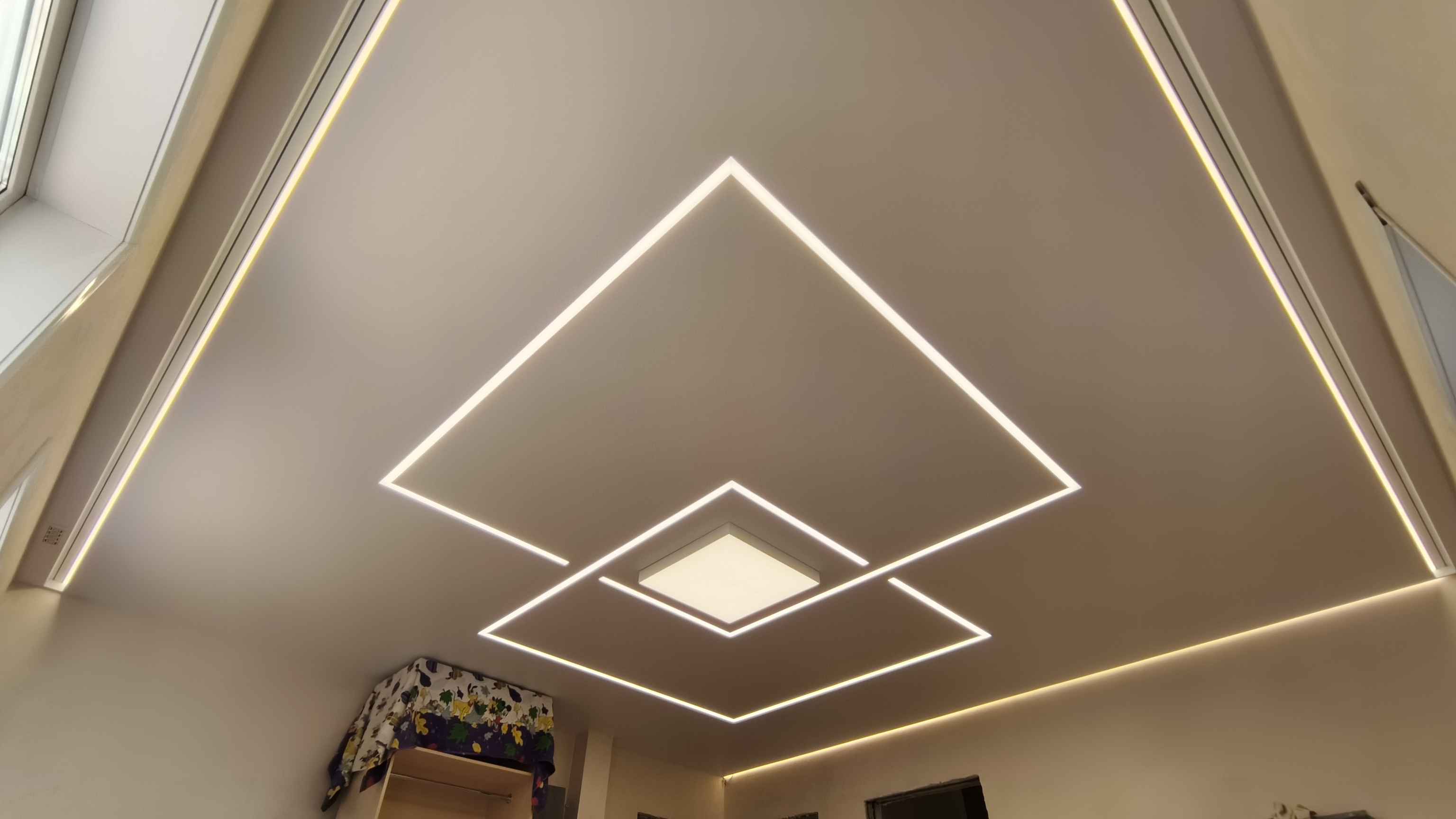 Натяжные потолки со световыми линиями в доме 49 м² в мкр. Молодёжный