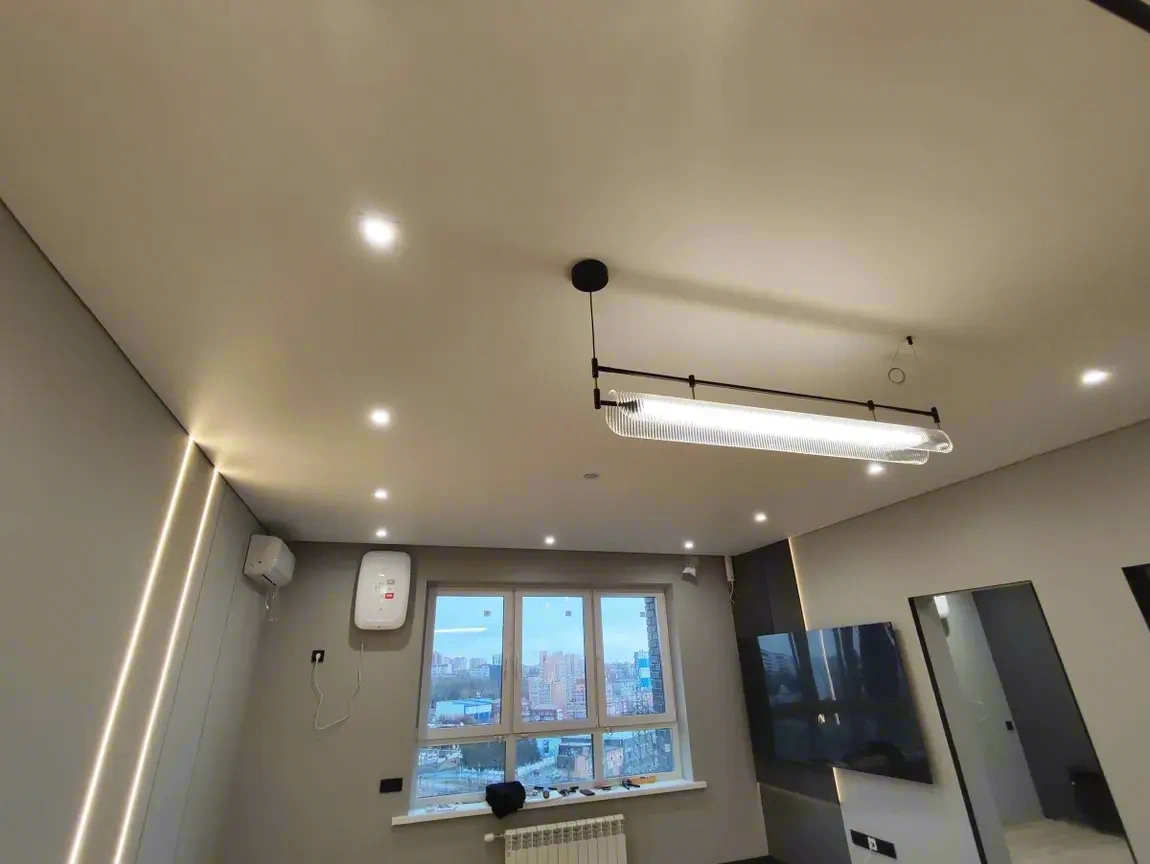 Точечные светильники в натяжном потолке — фото