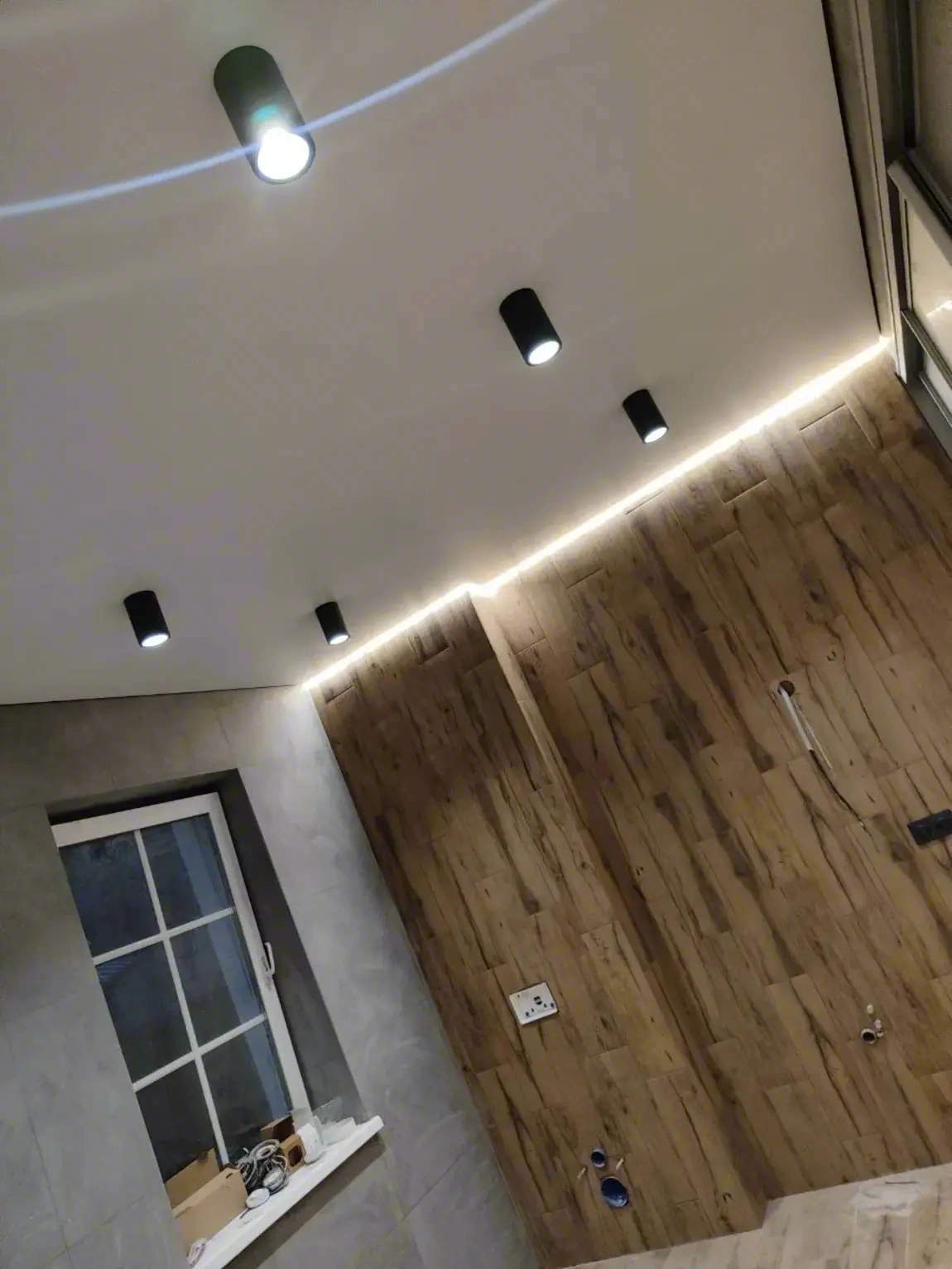 Точечные светильники в натяжном потолке — фото