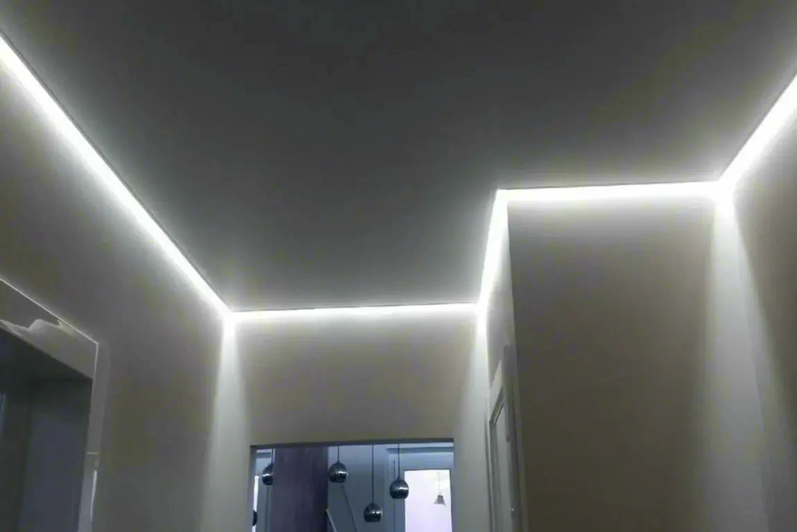 Парящий потолок с LED-подсветкой по периметру — фото