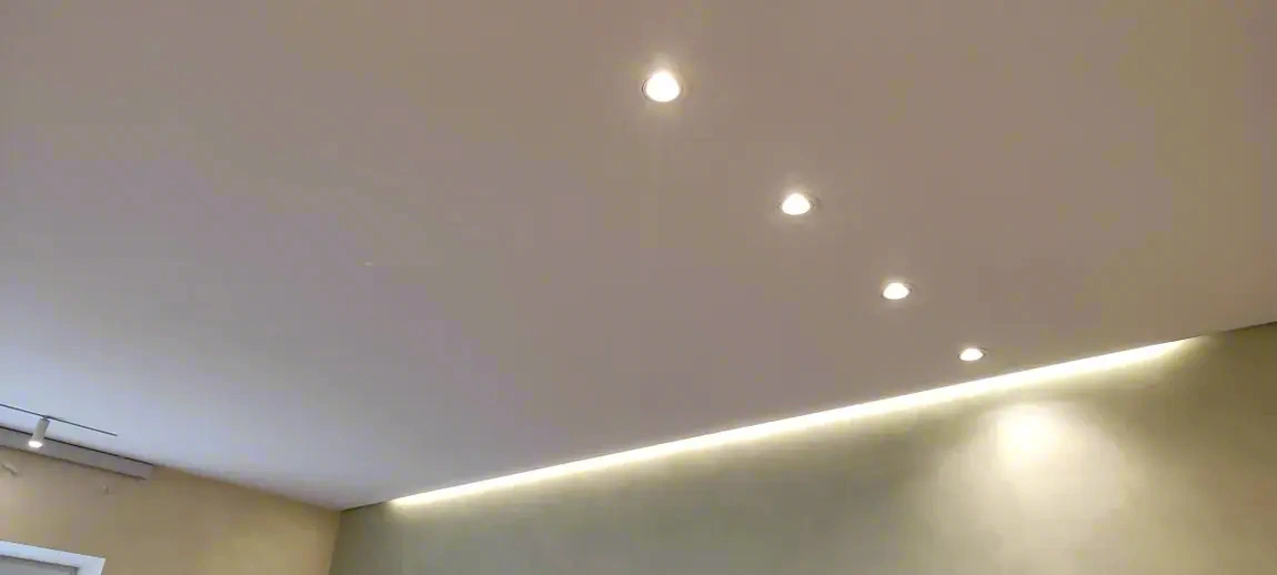 Парящий потолок с контурной подсветкой — фото установки