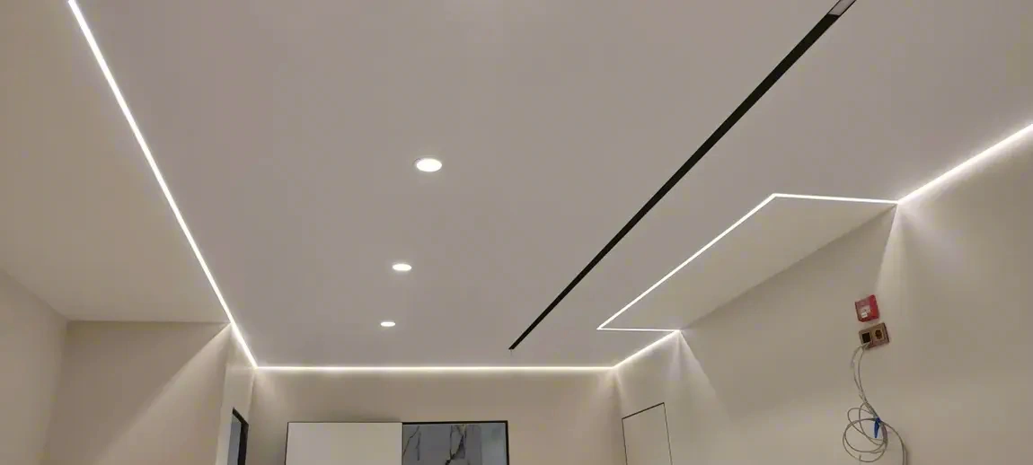 Парящий натяжной потолок в спальне — результат работы