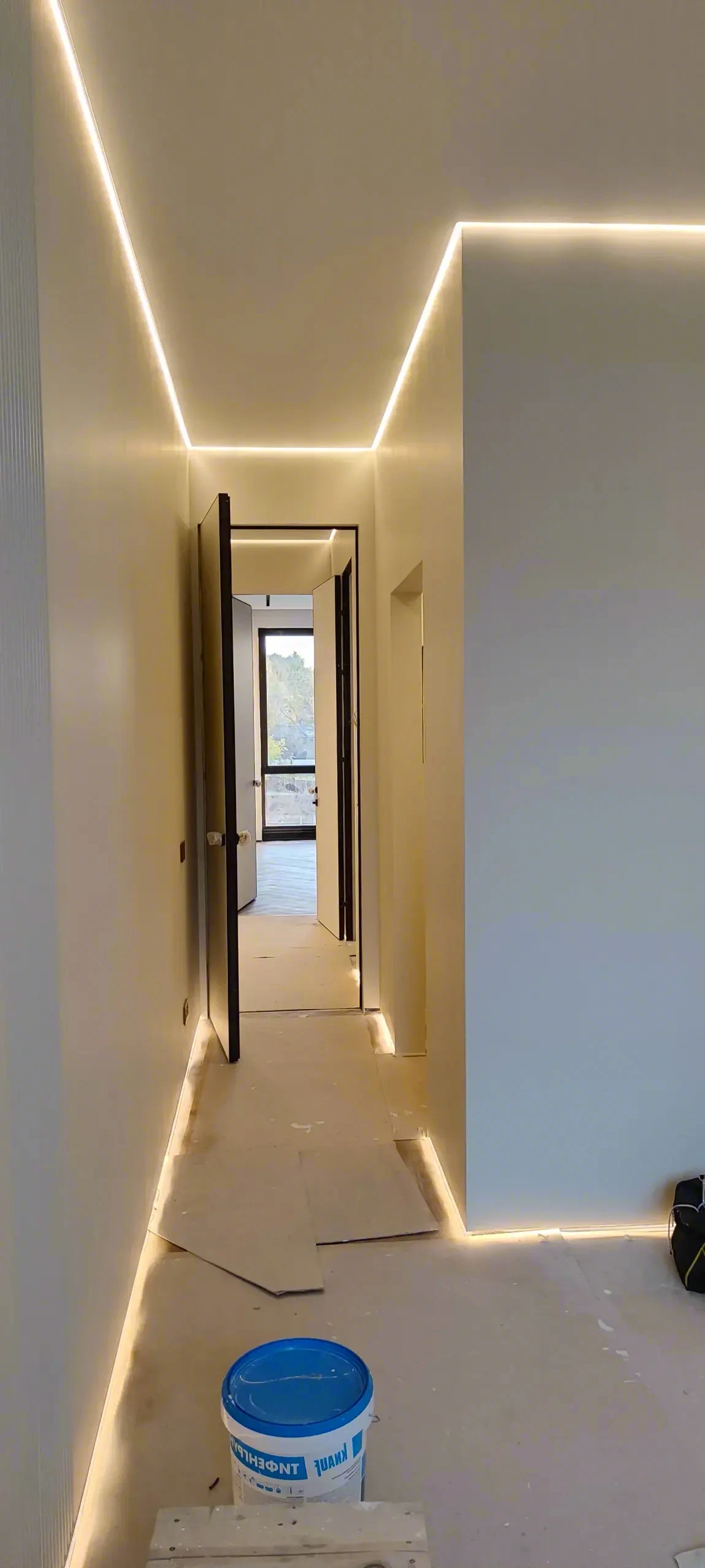 Парящий потолок с LED-подсветкой по периметру — фото