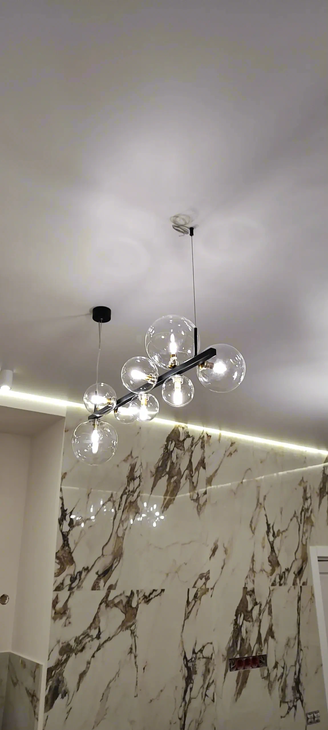 Парящий потолок с контурной подсветкой — фото установки