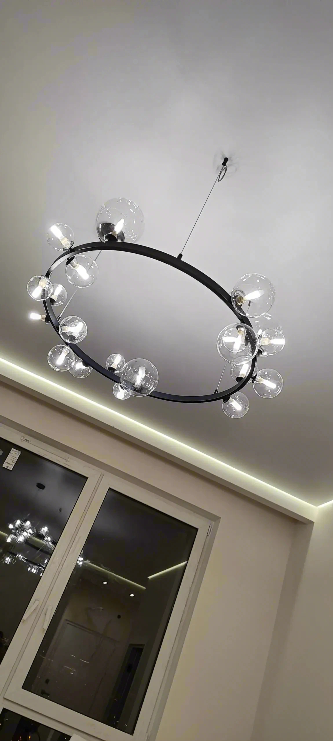 Парящий натяжной потолок — мягкое свечение по контуру