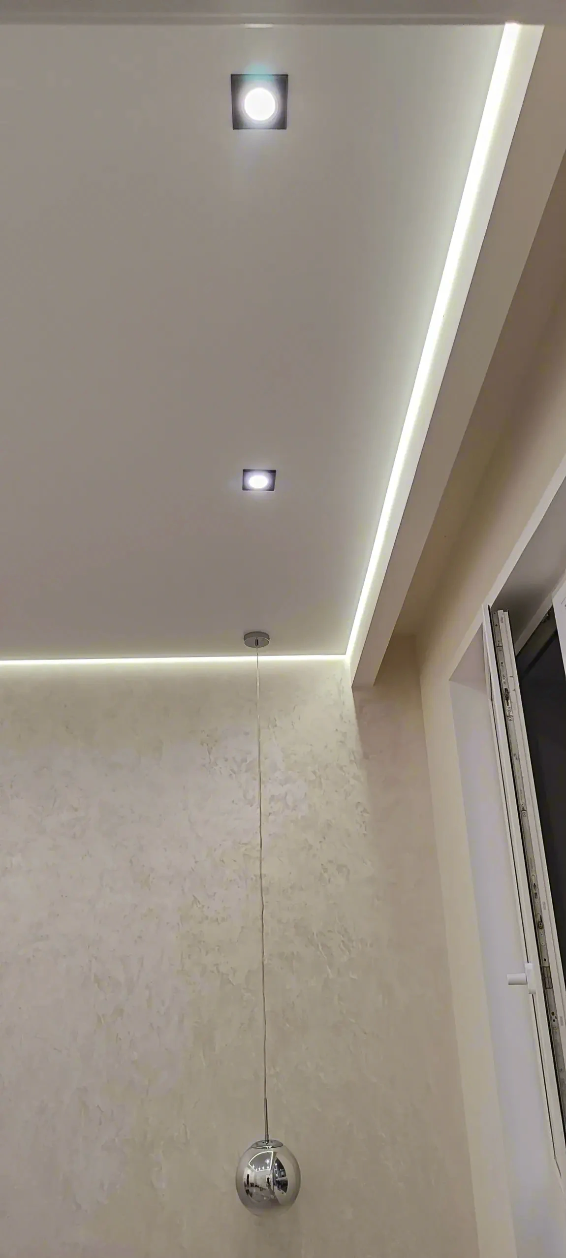 Парящий натяжной потолок в спальне — результат работы