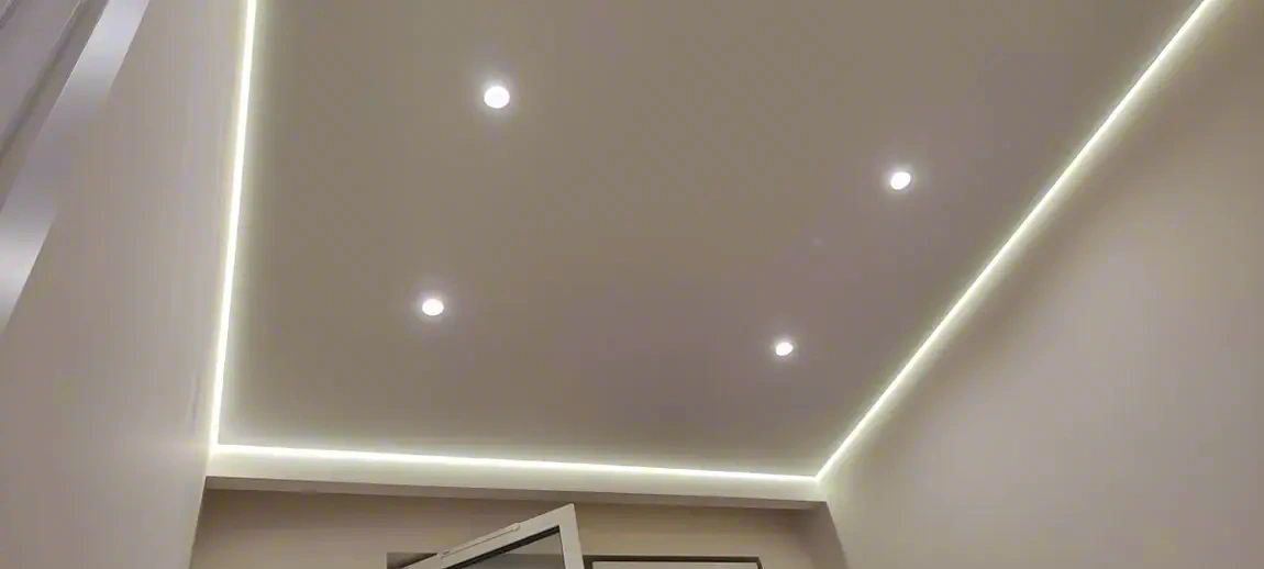 Парящий потолок с LED-подсветкой по периметру — фото