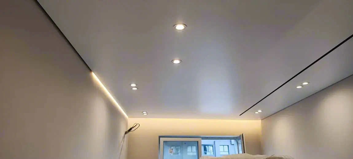 Парящий потолок с контурной подсветкой — фото установки