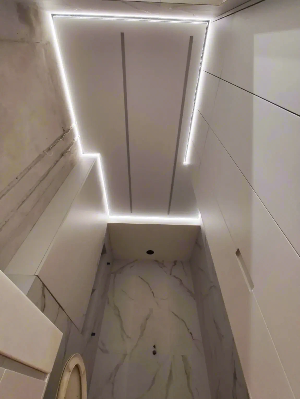 Парящий потолок с LED-подсветкой по периметру — фото