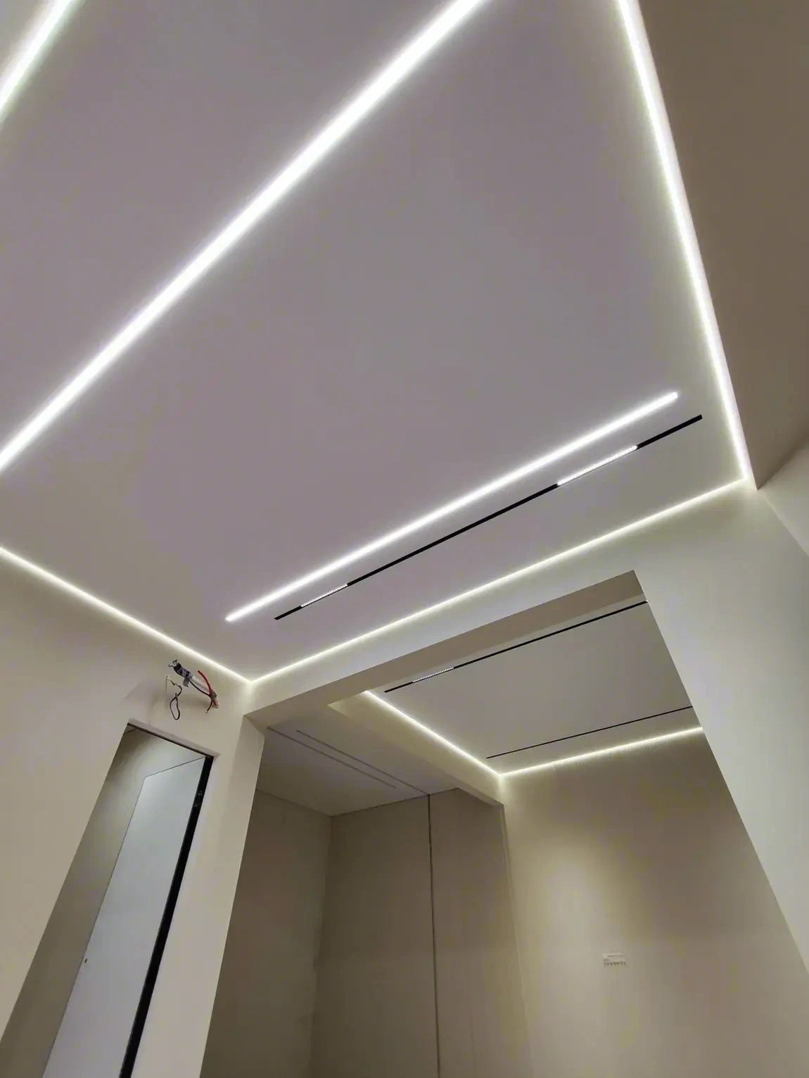 Парящий натяжной потолок — мягкое свечение по контуру