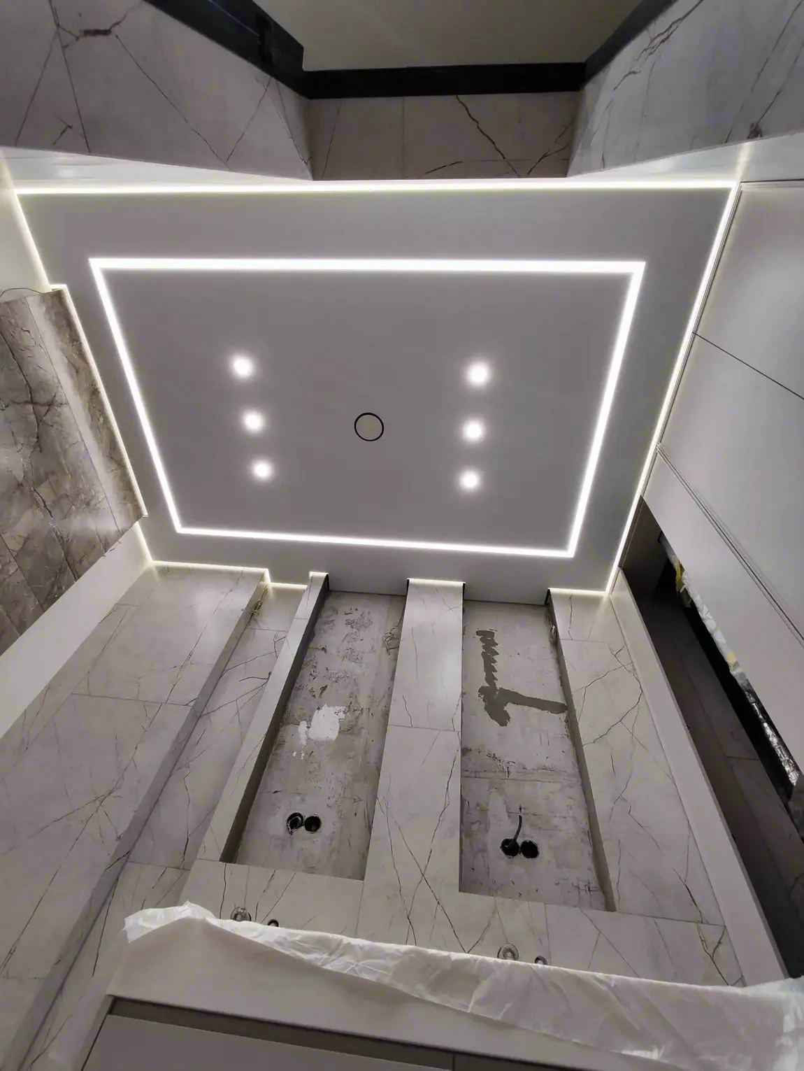 Парящий потолок с LED-подсветкой по периметру — фото