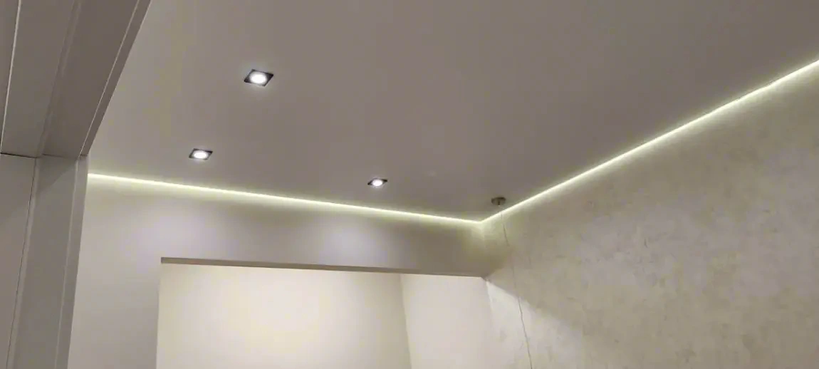 Парящий натяжной потолок в спальне — результат работы