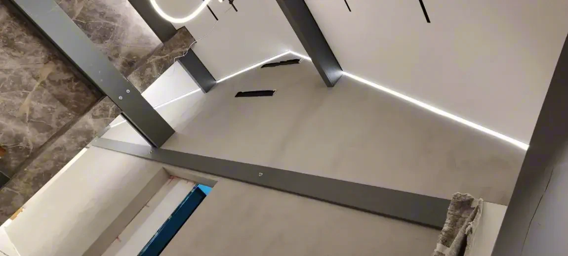 Парящий натяжной потолок — мягкое свечение по контуру