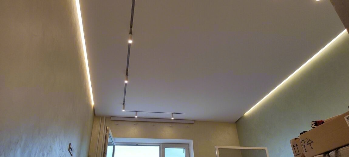 Комбинированный натяжной потолок — парящая подсветка по периметру и световые линии