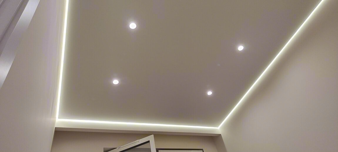 Парящий натяжной потолок с LED-подсветкой по периметру и точечными светильниками