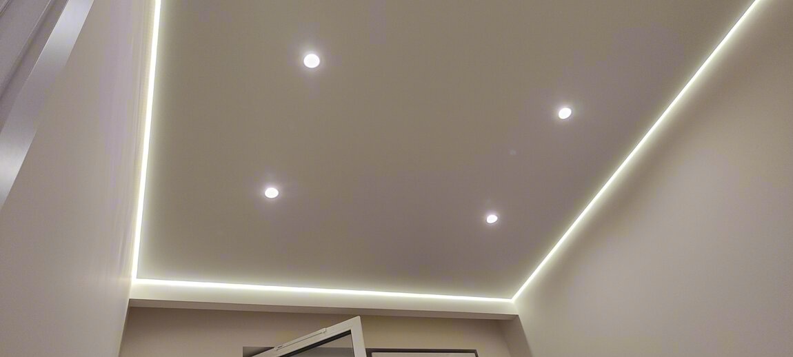 Парящий натяжной потолок с LED-подсветкой в интерьере