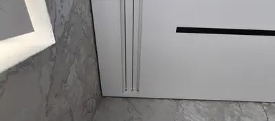 Встроенный карниз в натяжном потолке у окна
