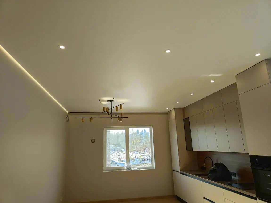 Сатиновый потолок с мягким блеском — фото