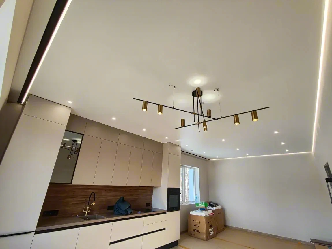 Сатиновый натяжной потолок — элегантный вид в интерьере