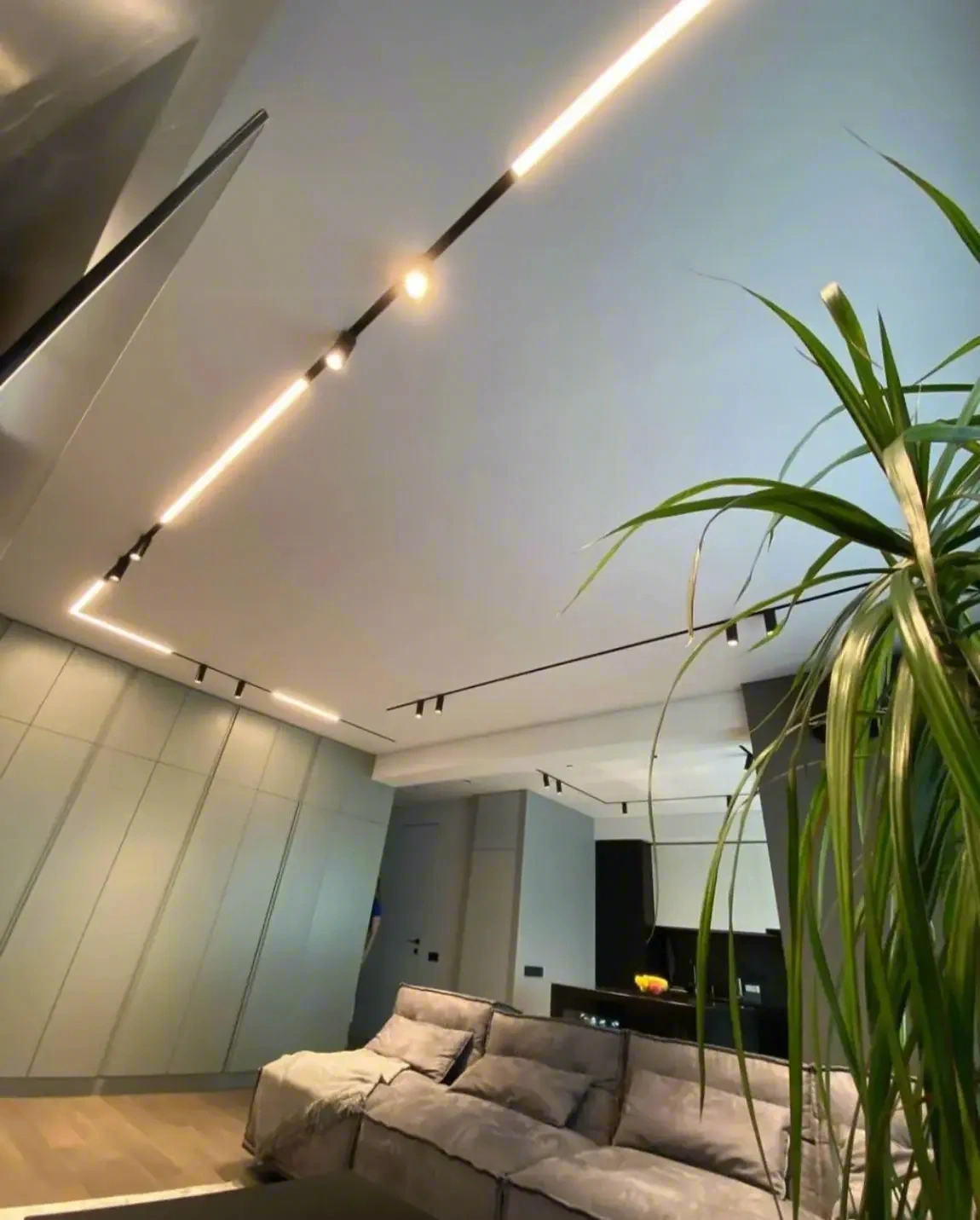 Сатиновый потолок с мягким блеском — фото