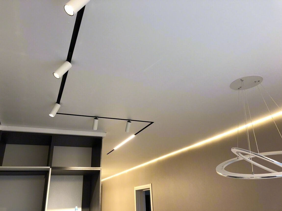 Сатиновый натяжной потолок с трековым освещением и световой линией — мягкий перламутровый блеск