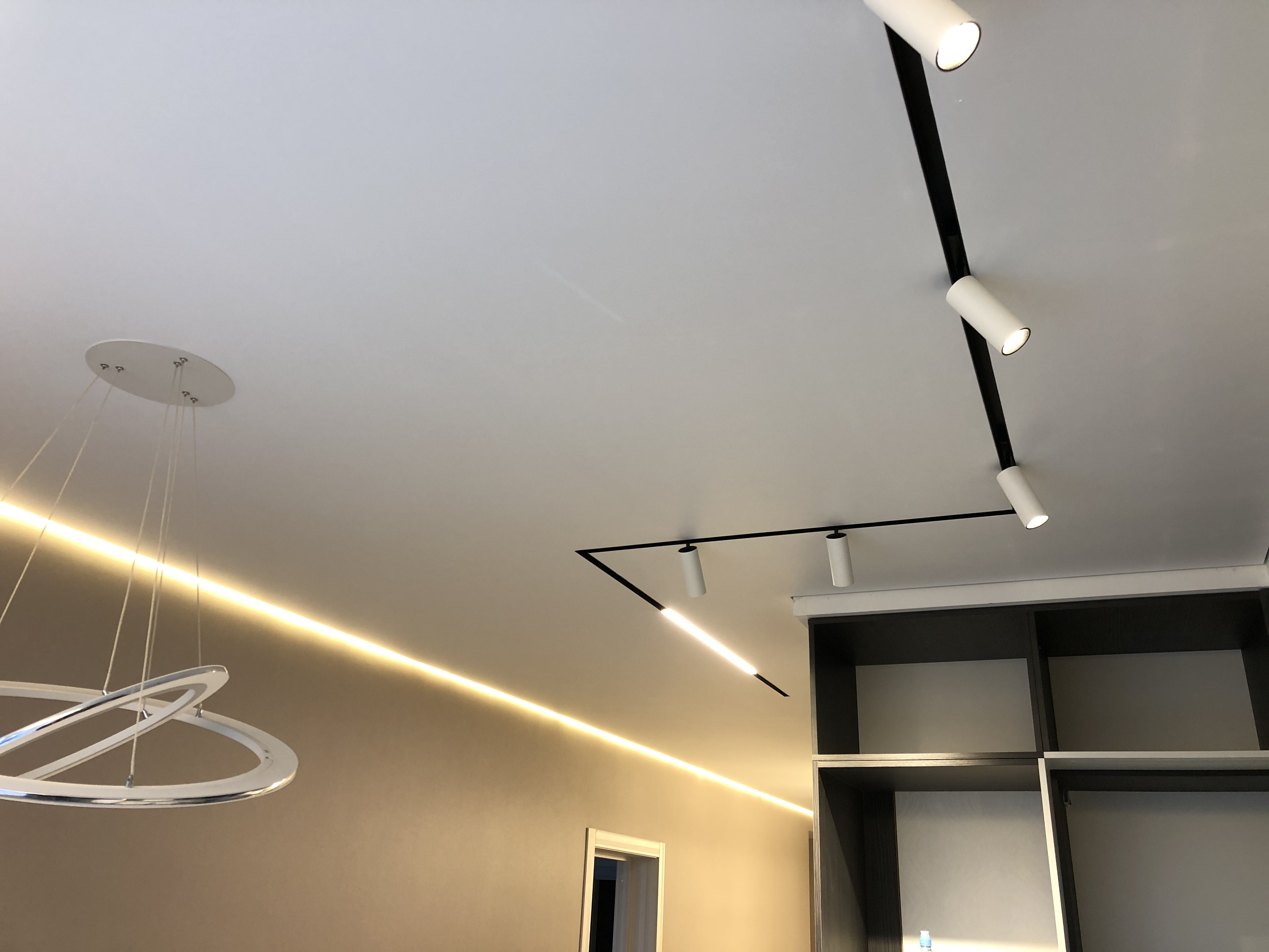 Сатиновый натяжной потолок в интерьере