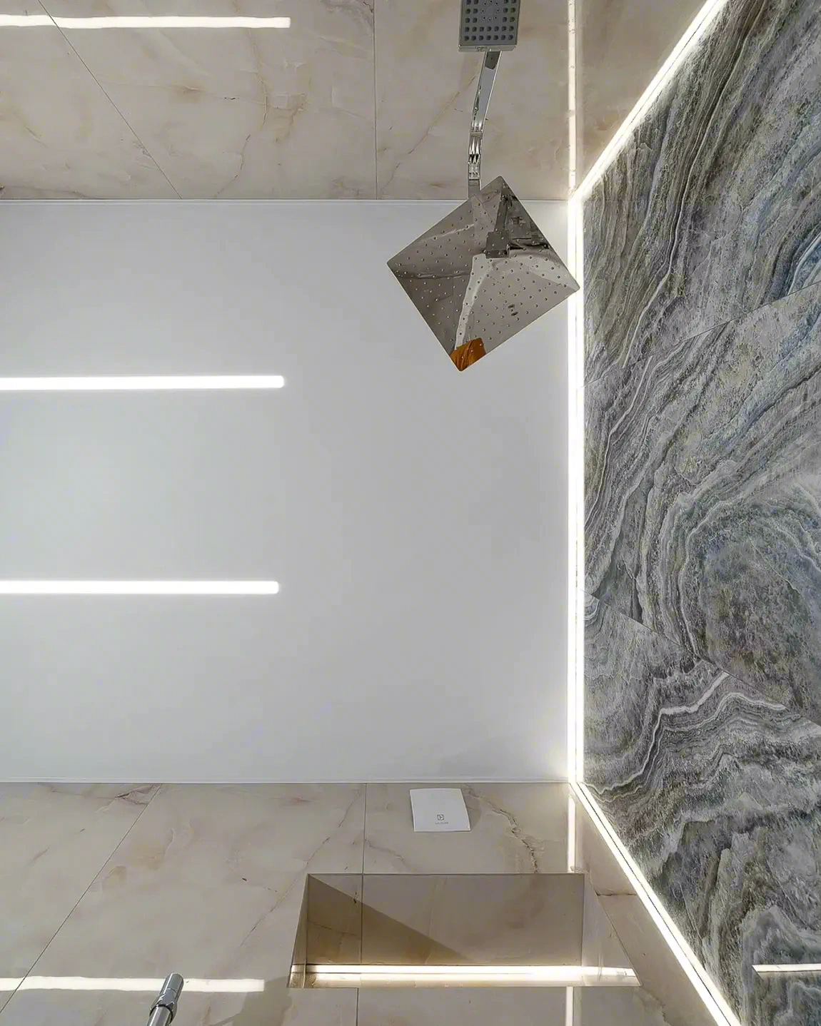 Декоративная вставка в натяжном потолке — фото