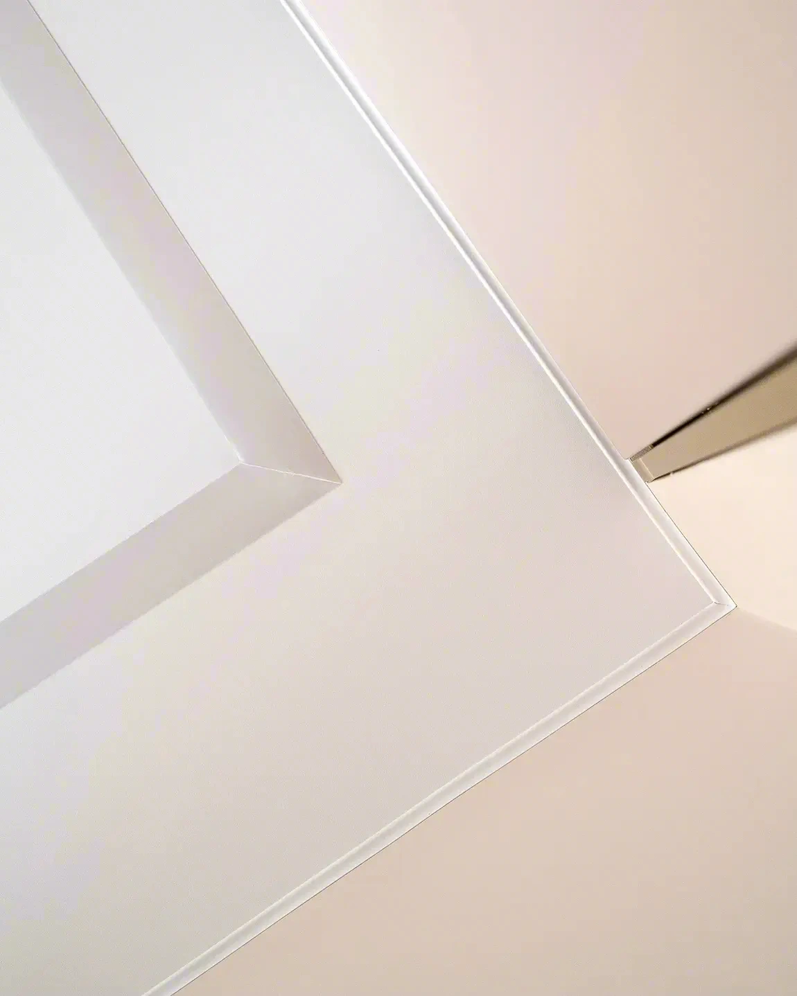 Декоративная вставка в натяжном потолке — фото