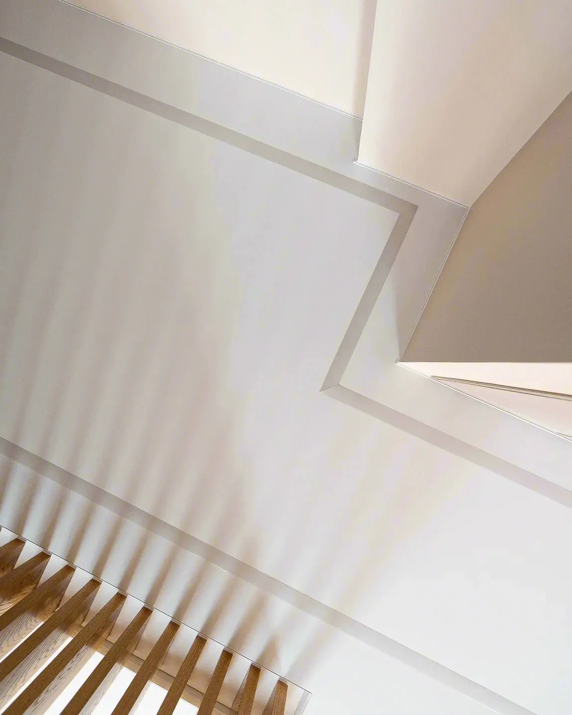 Контрастная вставка в натяжном потолке — Иркутск