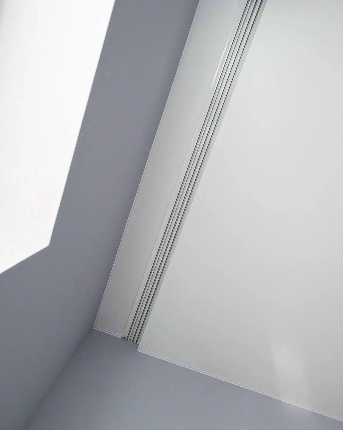 Натяжной потолок с цветной вставкой — фото работы