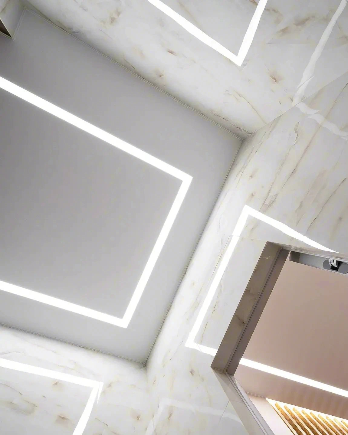 Двухцветный натяжной потолок со вставкой — Иркутск