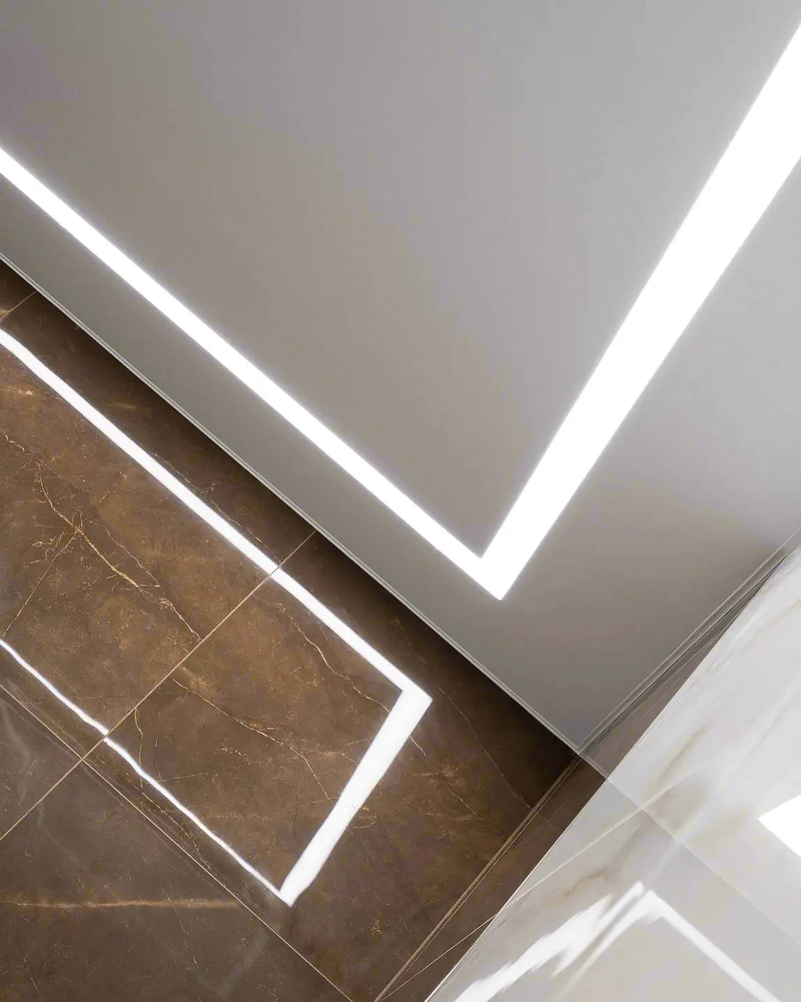 Натяжной потолок с цветной вставкой — фото работы