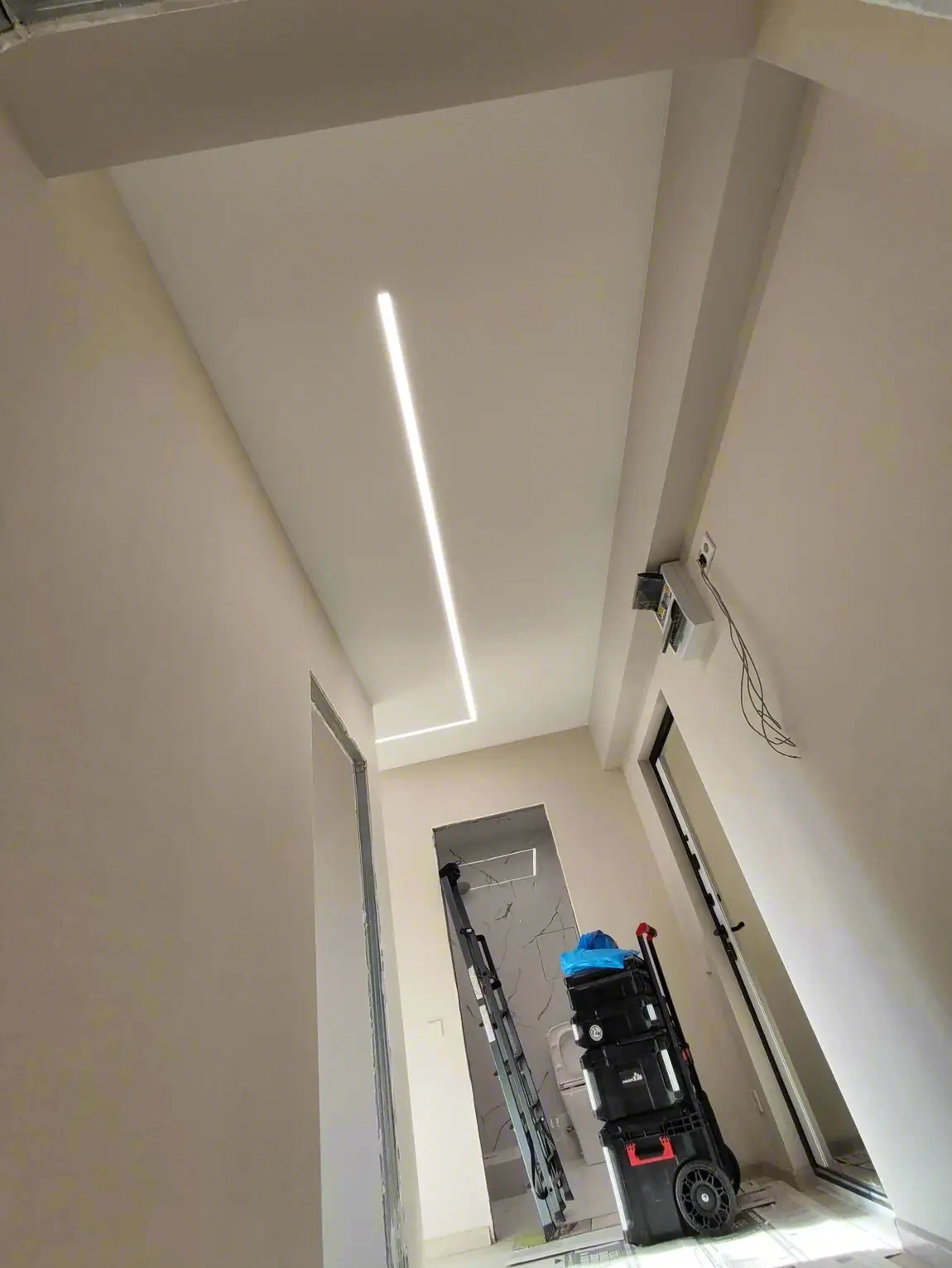 Натяжной потолок со световыми линиями — фото установки