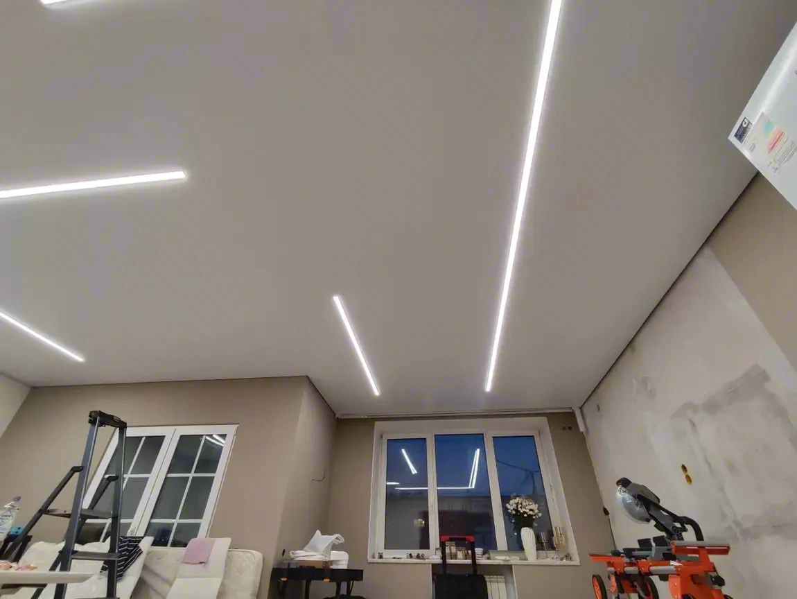 LED-линии на натяжном потолке — дизайнерское освещение в Иркутске