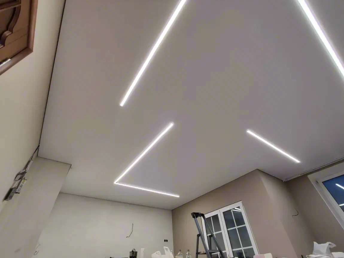 Геометрические световые линии на потолке — фото из Иркутска