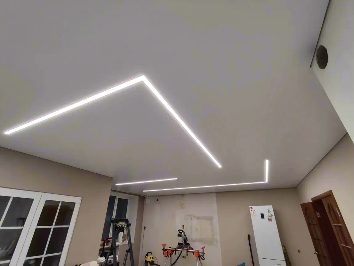 Потолок со световыми линиями в гостиной — Иркутск