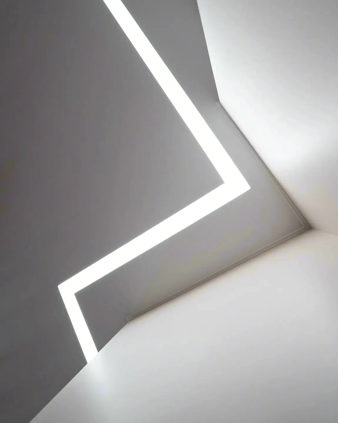 Световые линии на потолке — современный дизайн в Иркутске