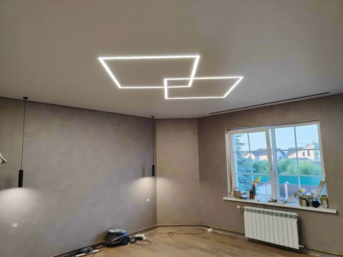 Натяжной потолок со световыми линиями — фото установки