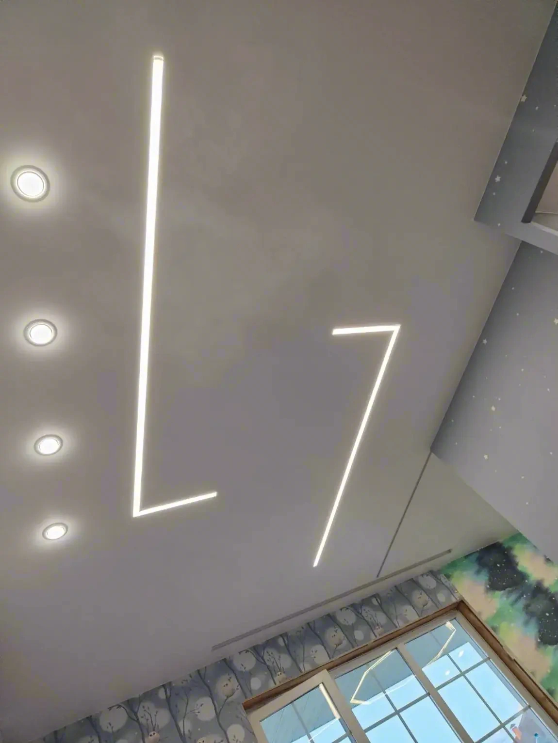 Геометрические световые линии на потолке — фото из Иркутска